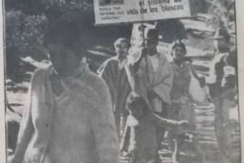 people in protest, sign held by one of the persons in the picture reads: “I support the redskin struggle. We do not want the system of life of the ‘whites’ any longer” in Spanish